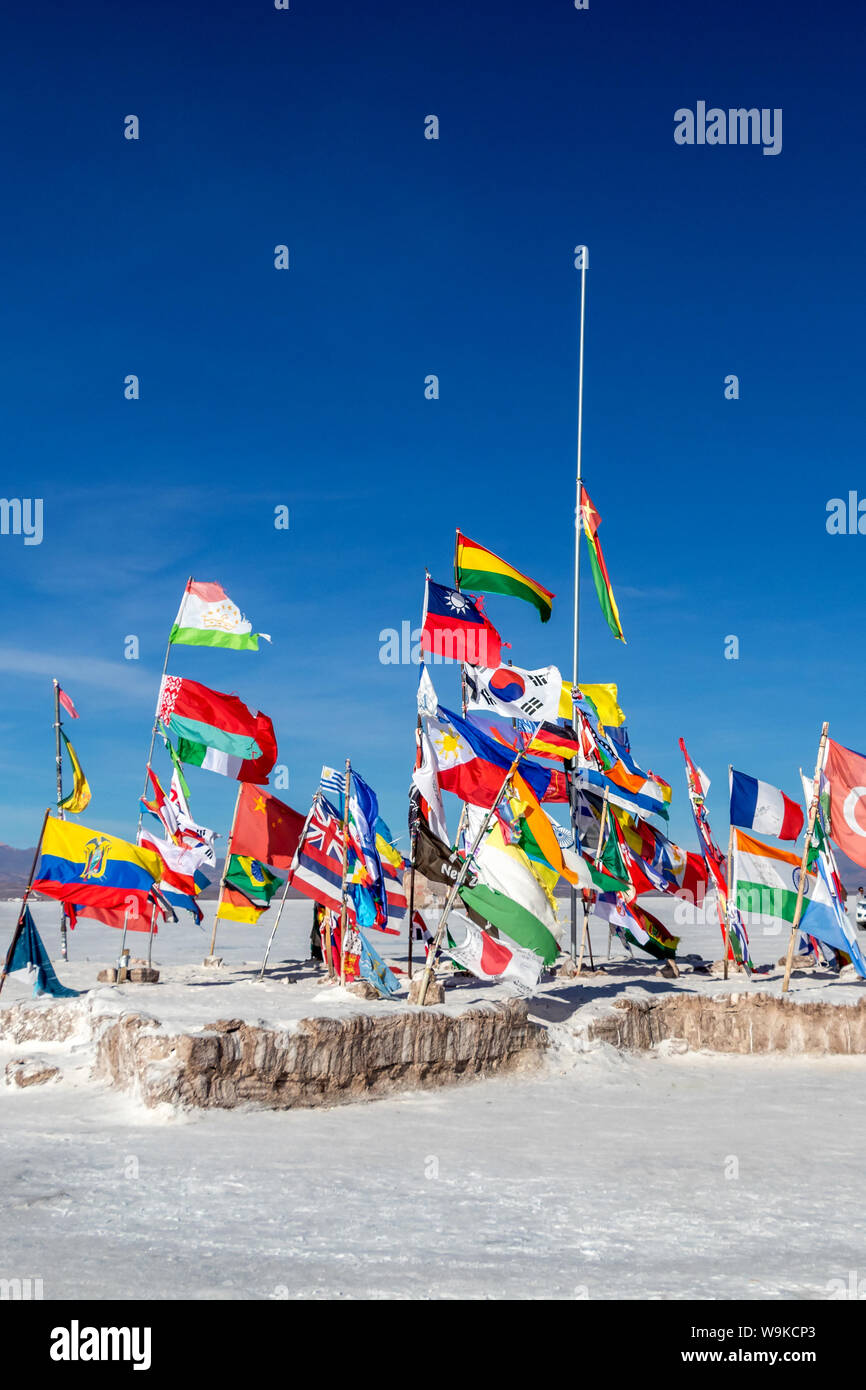 Bunte Fahnen aus aller Welt bei Uyuni Salzsee, Bolivien, Südamerika Stockfoto