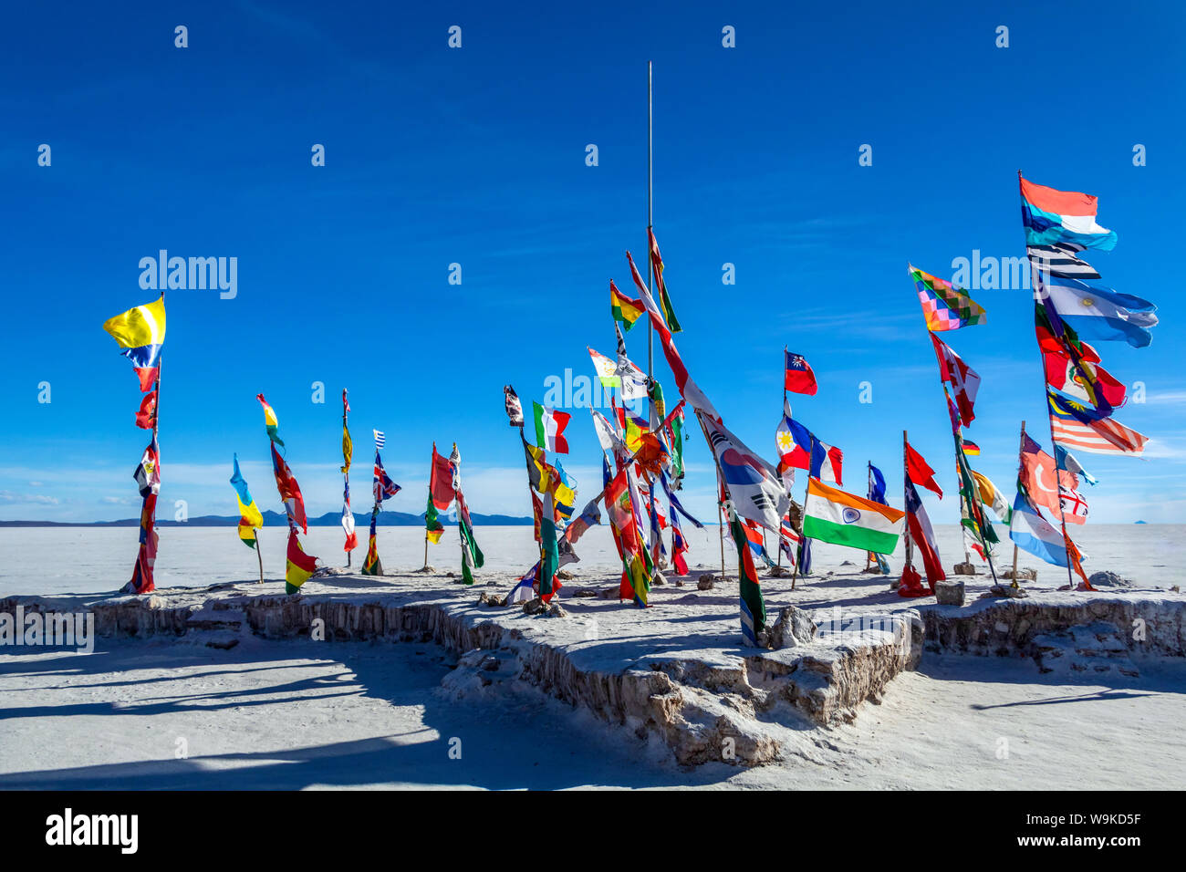 Flaggen der Welt fliegen außerhalb der Playa Blanca Salz Hotel auf dem Salar de Uyuni Stockfoto