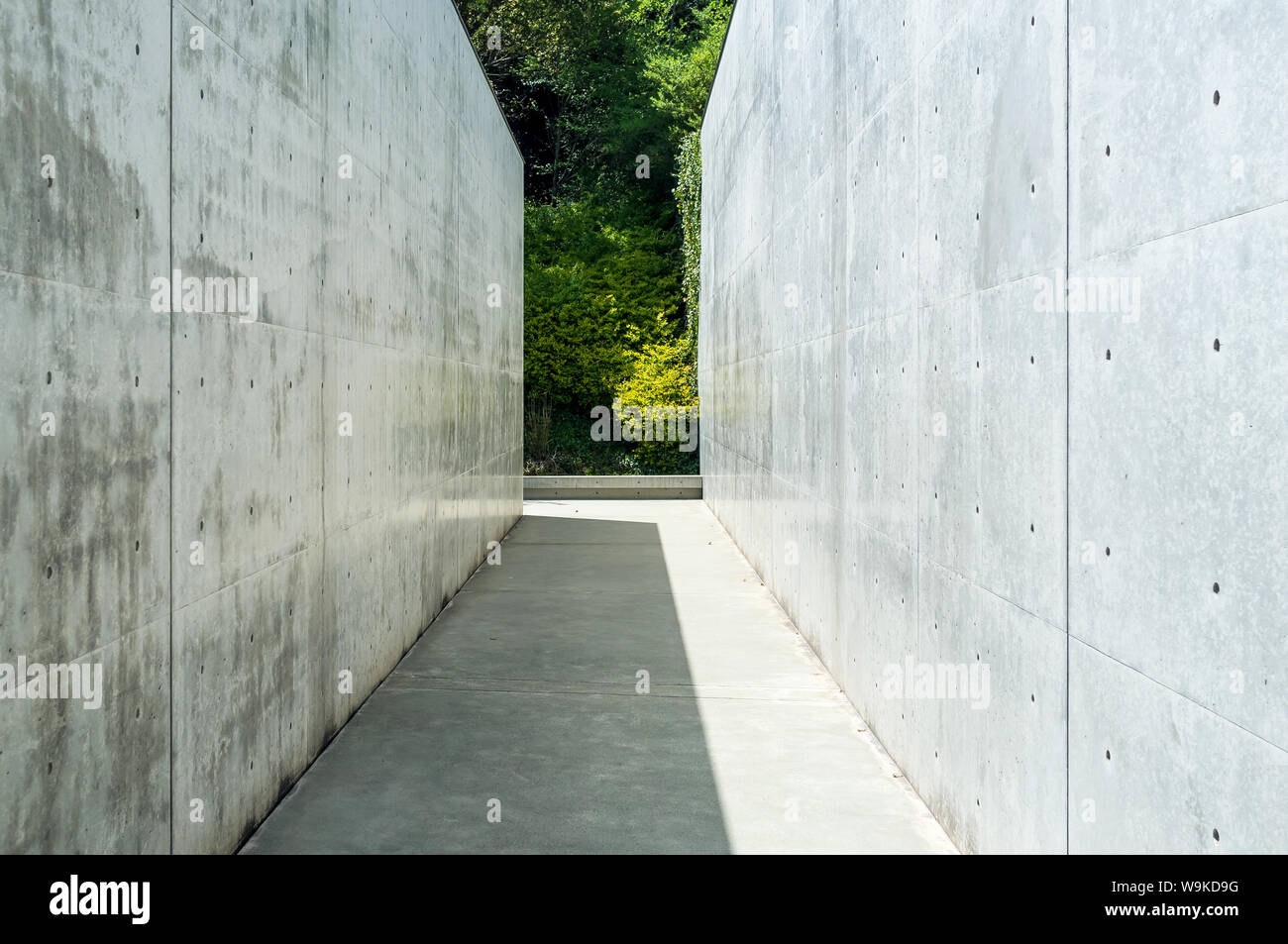 April 20, 2019: Linien und die Wände von Tadao Ando's Arbeit in Naoshima, Japan Stockfoto