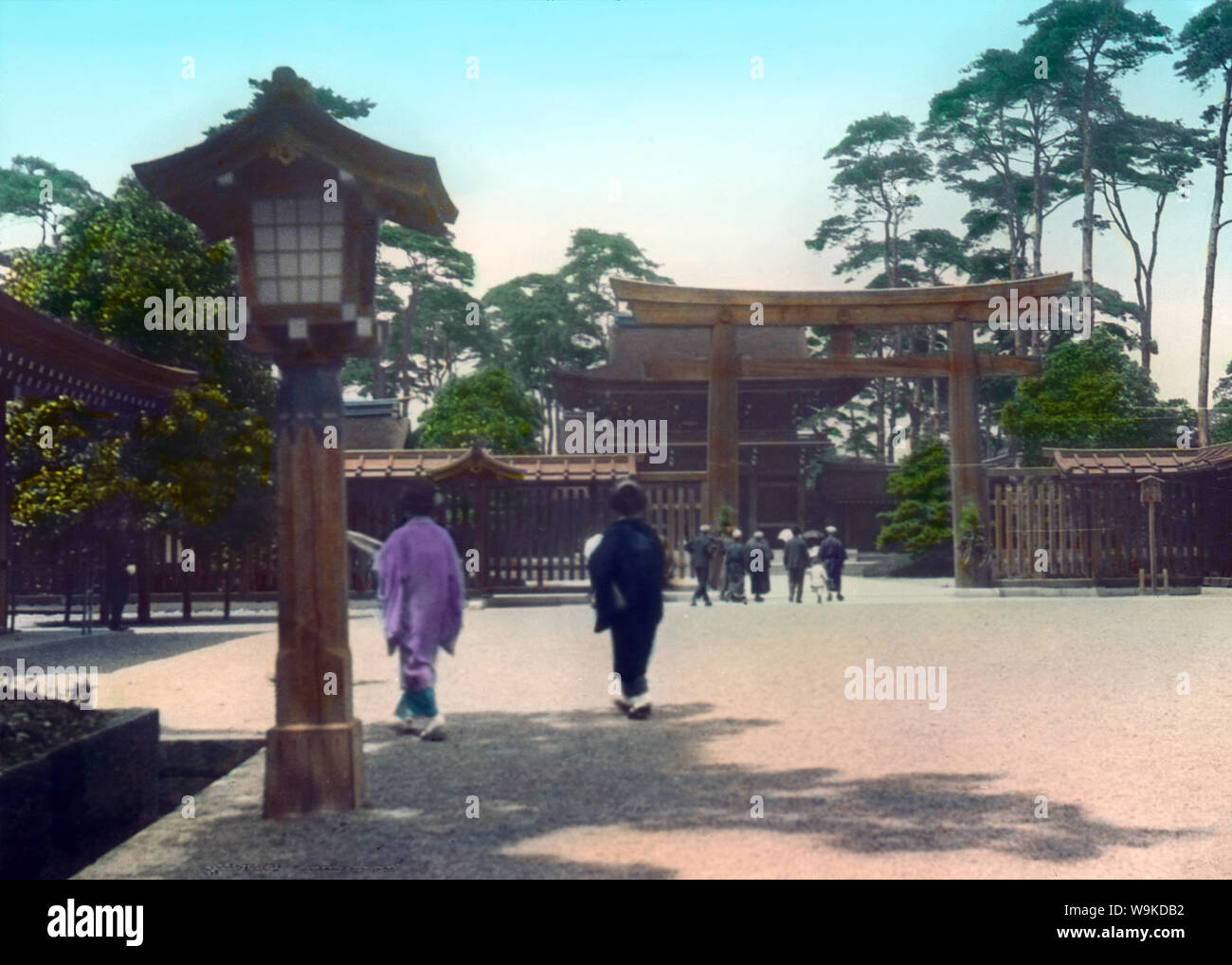 [1920s Japan - Meiji Schrein in Tokio] - Besucher am Meiji Schrein (明治神宮) in Shibuya, Tokio. Der Shinto Schrein gewidmet ist, die Vergöttert Geister von Kaiser Meiji (1852-1912) und seine Frau Empress Shoken (1849-1914). Es wurde offiziell im Jahre 1920 (taisho 9) gewidmet und Abschluss der folgenden Jahr. 20. Jahrhundert vintage Glas schieben. Stockfoto