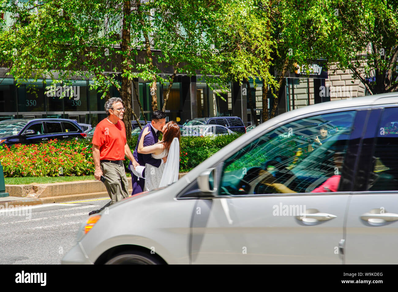 Hochzeitsfotos an der Kreuzung Park Ave und 51th St, Manhattan, New York City, USA. Stockfoto