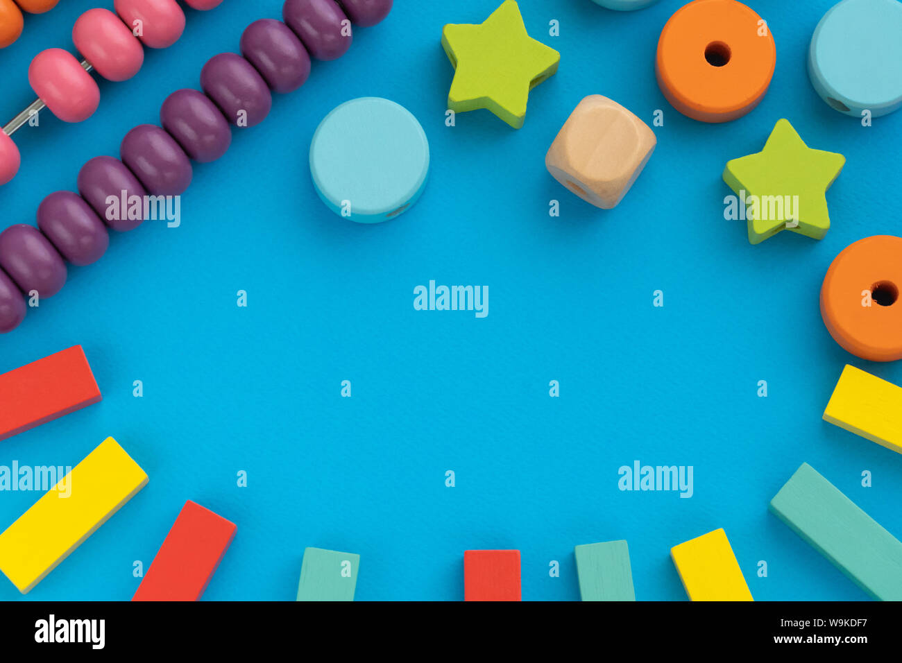 Ansicht Von Oben Auf Die Padagogische Spiele Fur Kinder Rahmen Aus Bunten Kinder Spielzeug Auf Blauem Papier Hintergrund Holz Ziegel Wurfel Sterne Kreise Kerben Fl Stockfotografie Alamy