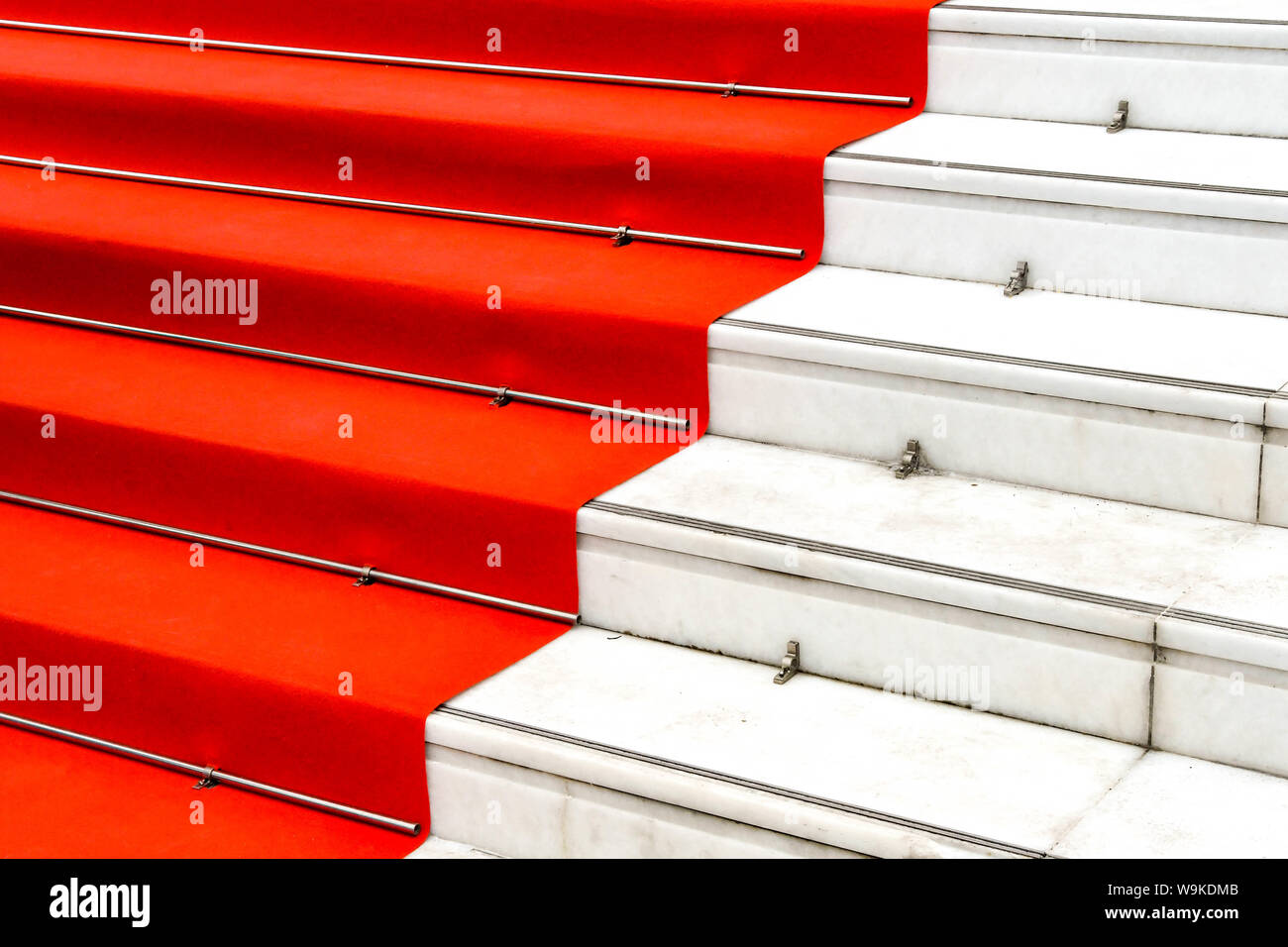 CANNES, Frankreich - April 2019: Roter Teppich über weiße Schritte in der Bereitschaft für das Cannes Film Festival. Stockfoto CANNES, Frankreich - April 2019: Roter Teppich über weiße Schritte in der Bereitschaft für das Cannes Film Festival. Stockfoto