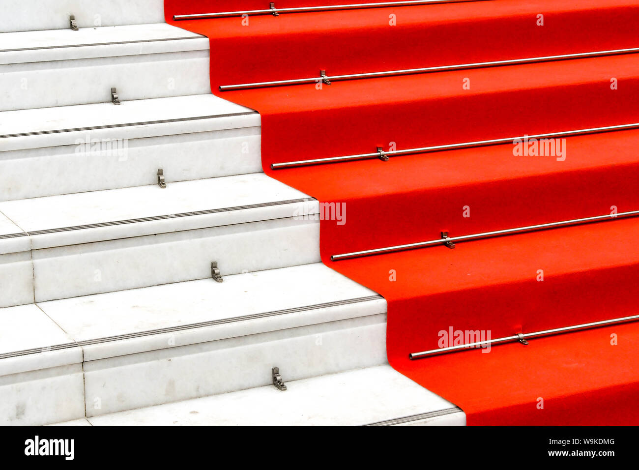 CANNES, Frankreich - April 2019: Roter Teppich über weiße Schritte in der Bereitschaft für das Cannes Film Festival. Stockfoto