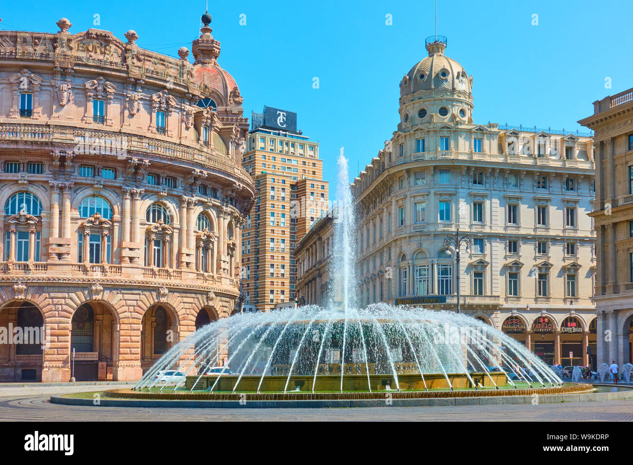 Genua (Genova), Italien - 30. Juni 2019: Blick auf De Ferrari in Genua, Stadt Hauptplatz, mit dem Brunnen Stockfoto