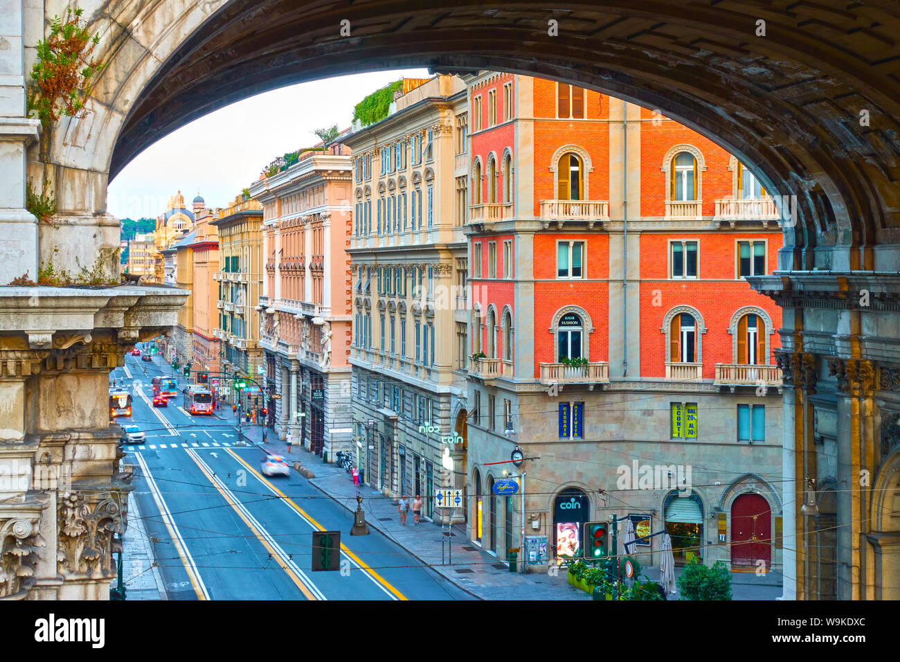 Genua, Italien - Juli 4, 2019: Via XX Settembre - 20. September Street und De Ferrari am Ende in Genua am Abend Stockfoto