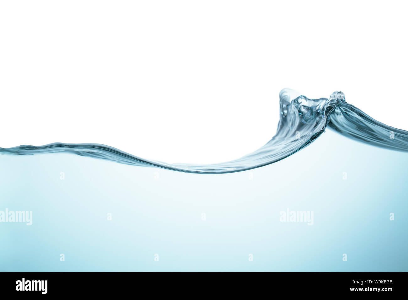 Klare, blaue Wasser wellige Oberfläche mit Splash. Stockfoto