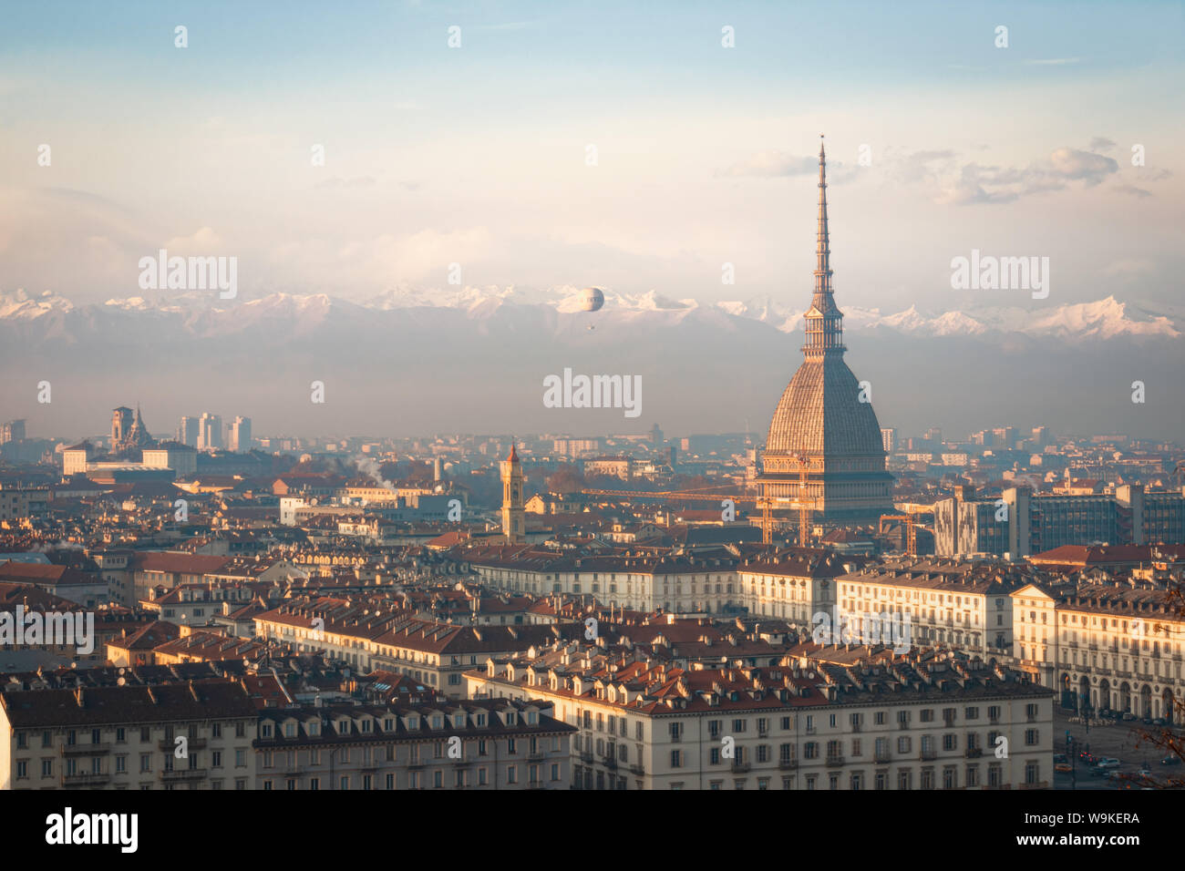 Panoramablick auf die Mole Antonelliana Turm in Turin Italien von Monte dei Cappuccini. Torino Italia. Blick auf den Fluss Fiume po' und die gesamte Stadt. Stockfoto