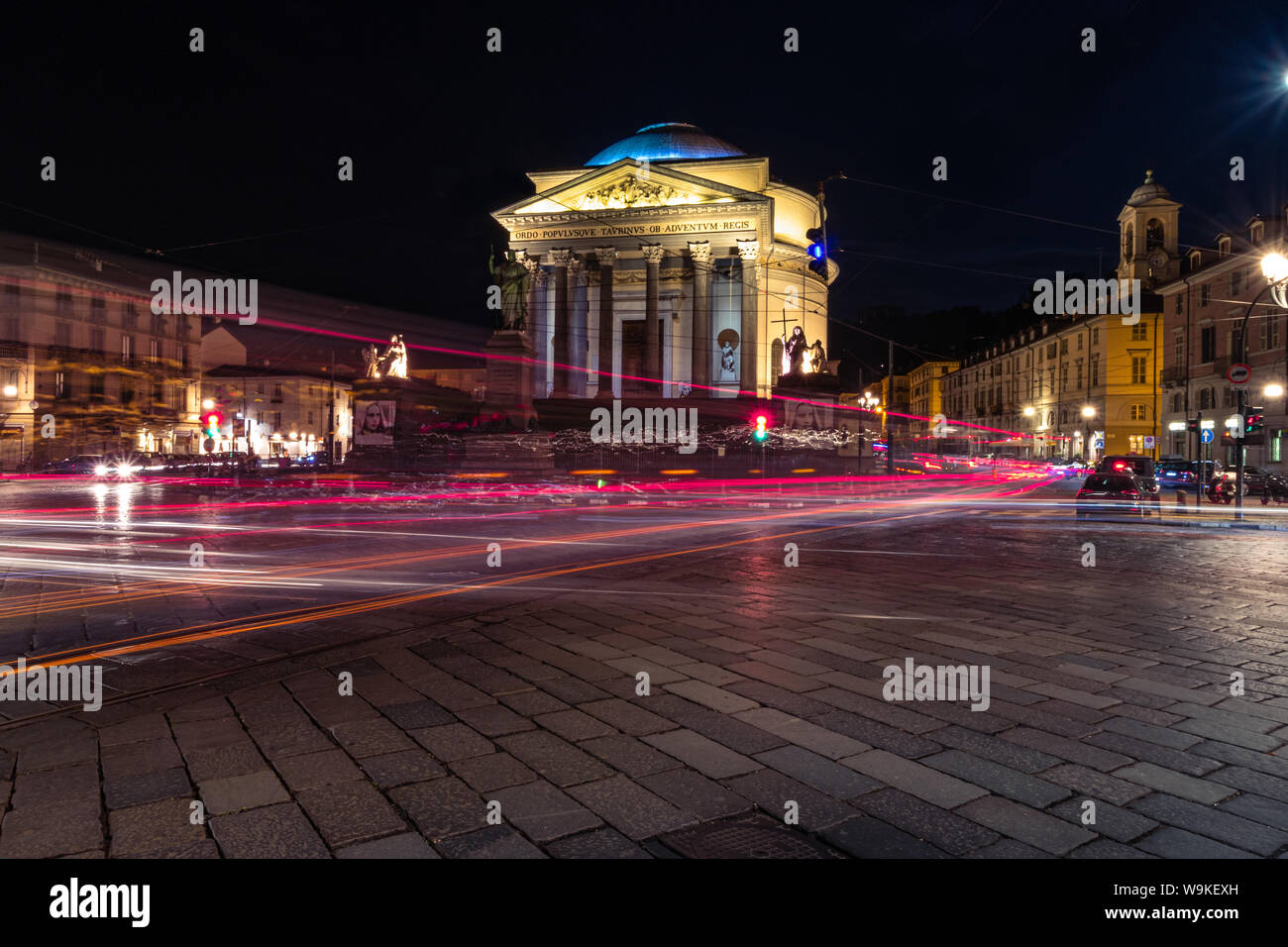 Langzeitbelichtung nacht Fotografie in Turin, Italien. Gran Madre Kirche. Piazza Gran Madre movimento delle macchine di notte. Stockfoto