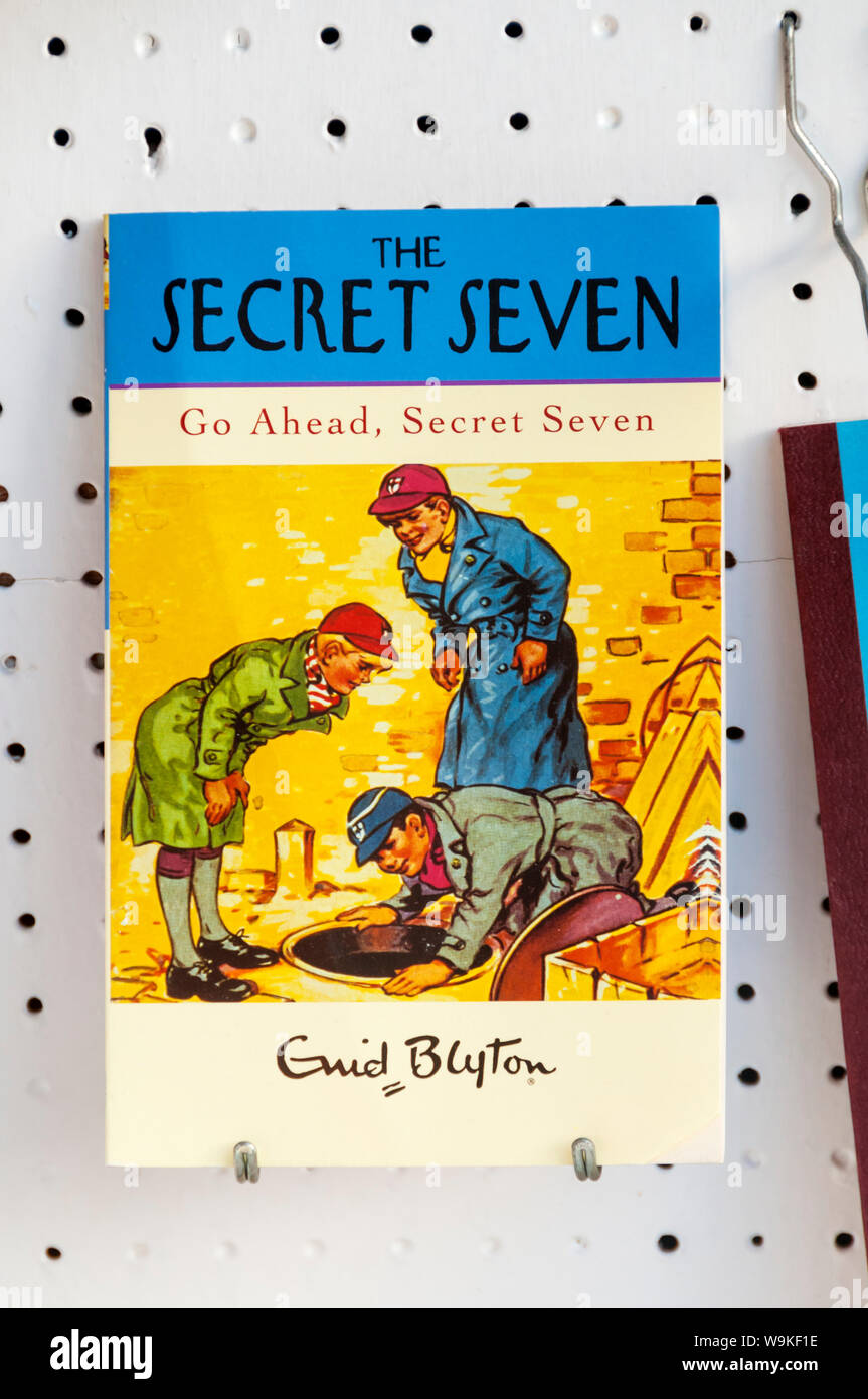 Kopie von Go Ahead, geheime Sieben von Enid Blyton zum Verkauf in der Buchhandlung. Erstmals im Jahre 1953 veröffentlicht. Einer Ihrer geheimen sieben Reihen von Kinderbüchern Stockfoto