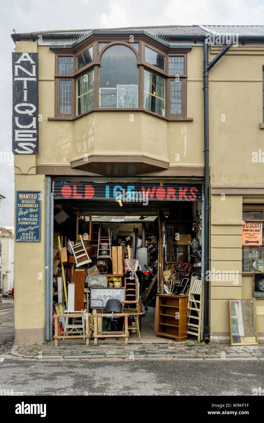 Möbel gestapelt bis zum Verkauf im Alten Ice funktioniert Antique Shop in Margate. Stockfoto