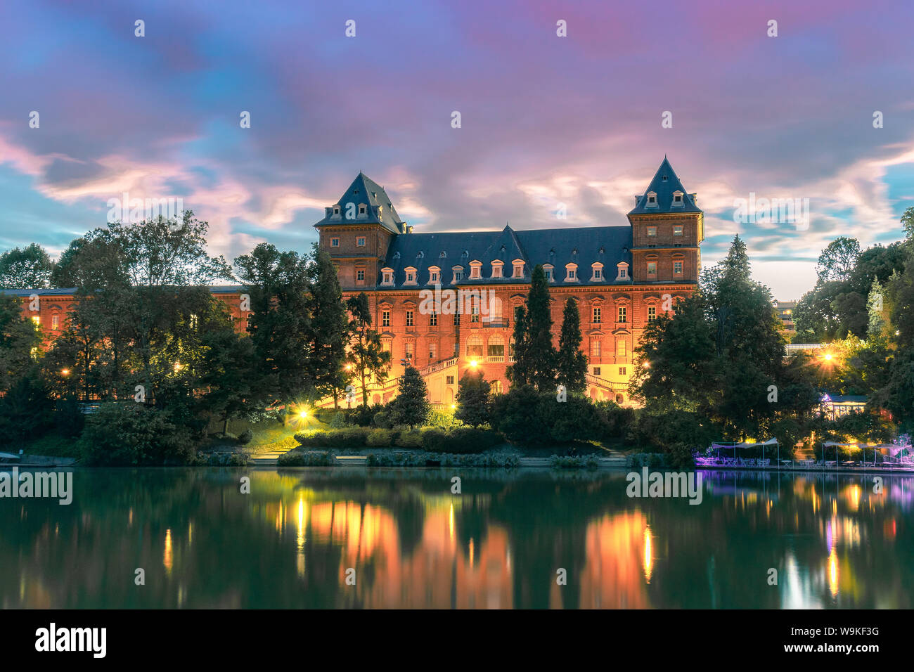 Castel San Valentino in Turin Italien Sonnenuntergang Fotografie von Castello del Valentino sul Fiume po' Stockfoto