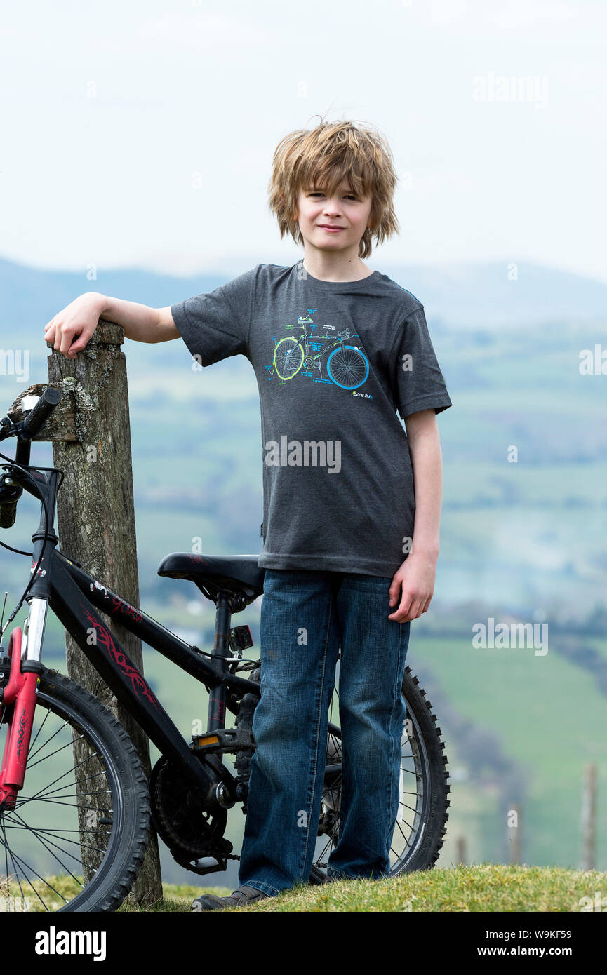 Junge Radfahren an einem sonnigen Tag Stockfoto