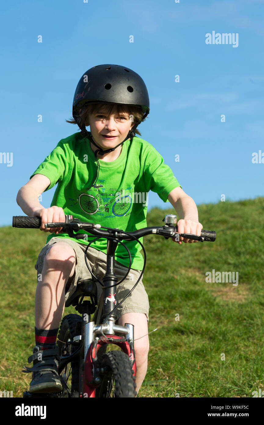 Junge Radfahren an einem sonnigen Tag Stockfoto