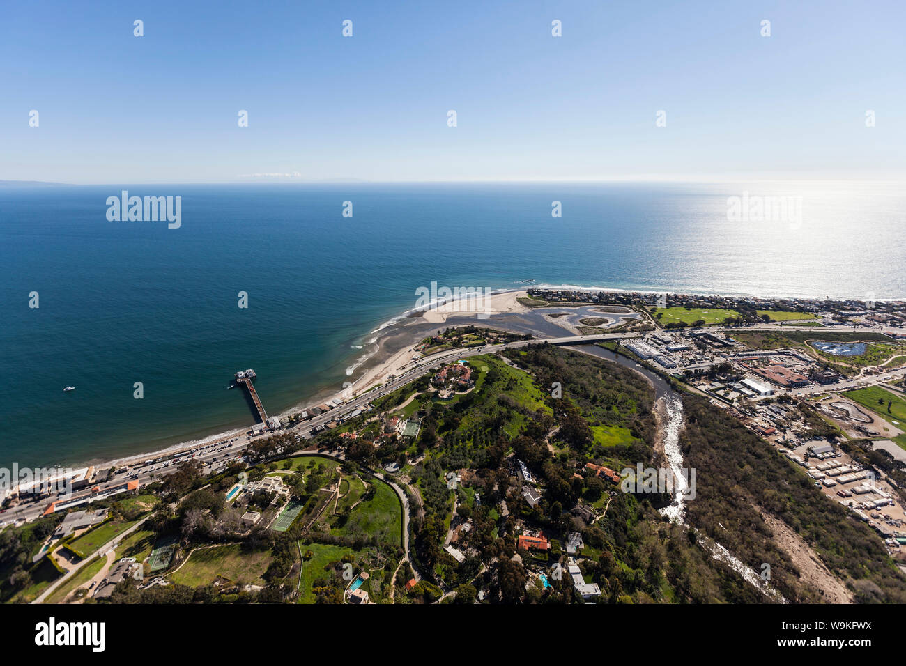 Antenne des Hilltop Wohnungen, Malibu Pier und Surfrider Beach nördlich von Los Angeles in Südkalifornien. Stockfoto