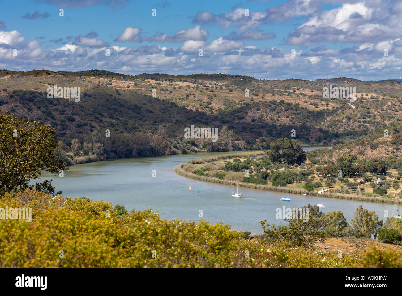 Der Guadiana Markierung der Grenze zwischen Portugal und Spanien in der Nähe des Dorfes Laranjeiras, Algarve, Portugal. Stockfoto