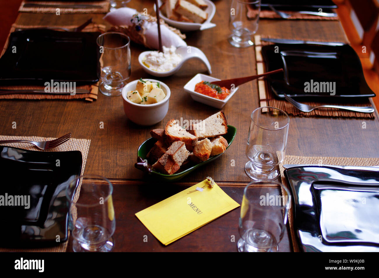 Schöne Mittagstisch detail. Couchtisch, Esstisch, Alternative Tisch im Restaurant, Bistro Stockfoto