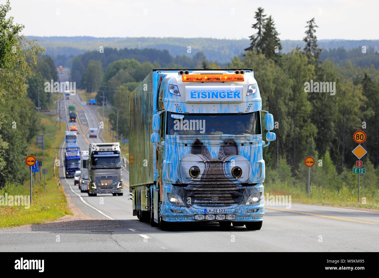 Ikaalinen, Finnland. August 8, 2019. Spedition Eisinger DAF XF 106 510 Eiszeit und Anhänger in LKW-Konvoi nach Power Truck Show 2019. Stockfoto