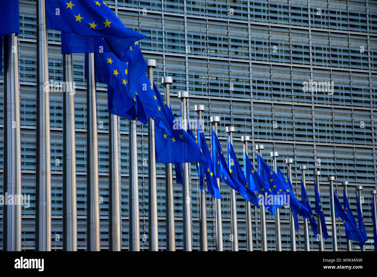 EU-Flaggen vor dem Berlaymont-Gebäude, dem Sitz der Europäischen Kommission in Brüssel, Belgien. Stockfoto