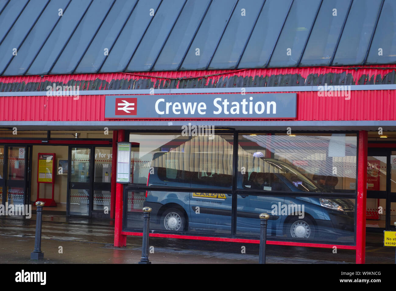 Ein Zeichen außerhalb Crewe Bahnhof, Crewe, Cheshire, England, Großbritannien Stockfoto