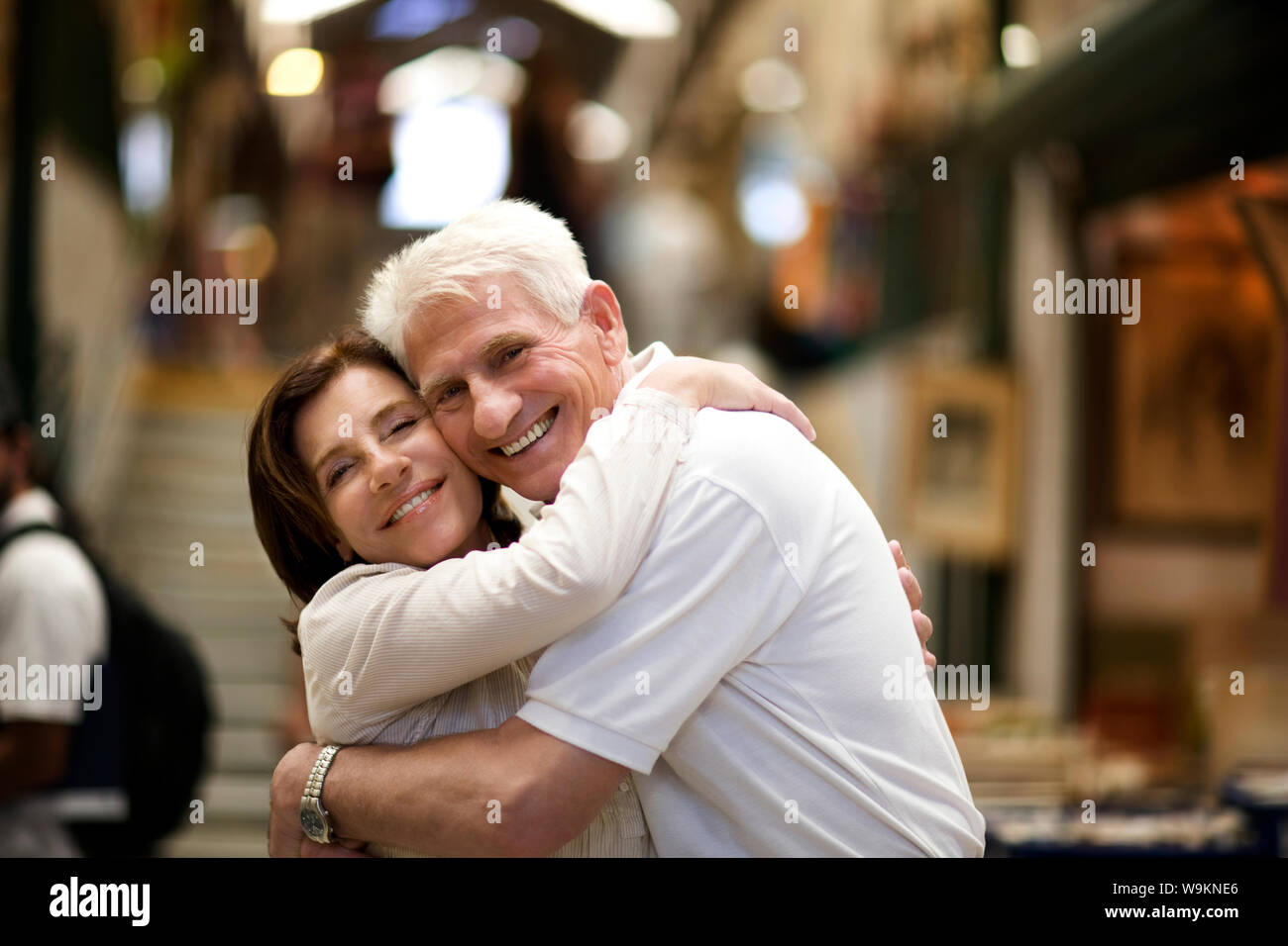 Nahaufnahme einer glücklich verheirateten Paar umarmte. Stockfoto