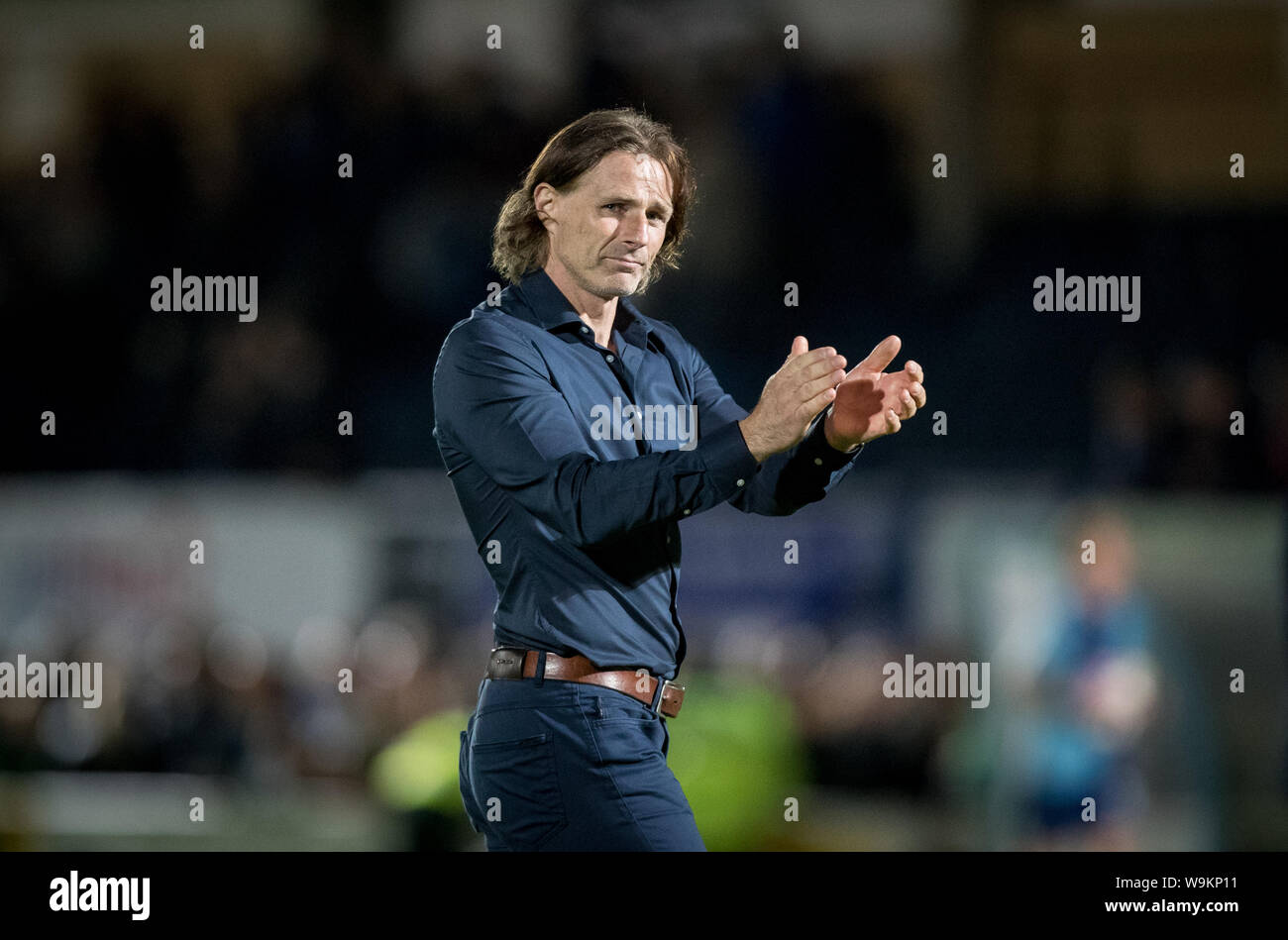 Wycombe Wanderers Manager Gareth Ainsworth begrüßt die Unterstützung während der carabao Cup Runde 1 Übereinstimmung zwischen den Wycombe Wanderers und Lesen an einem Stockfoto