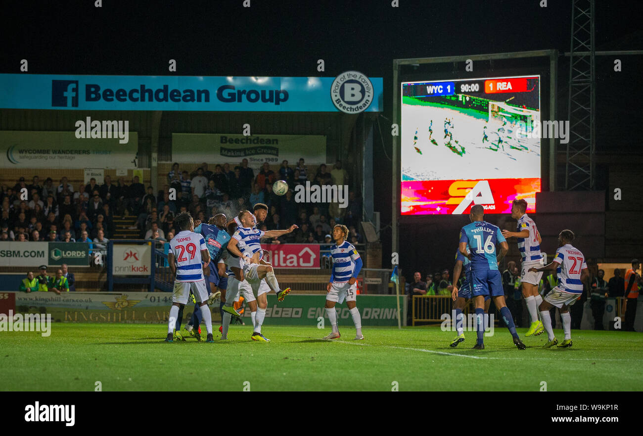 Adebayo Akinfenwa der Wycombe Wanderers vorangegangen Schuß auf das Tor trifft die Latte in den letzten Augenblicken der Partie während der carabao Cup Runde 1 Spiel b Stockfoto