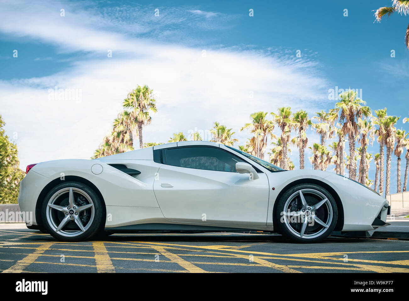 Barcelona Spanien 14 August 2019 Weisser Ferrari 488 Spider Auf Den Strassen Der Stadt Stockfotografie Alamy