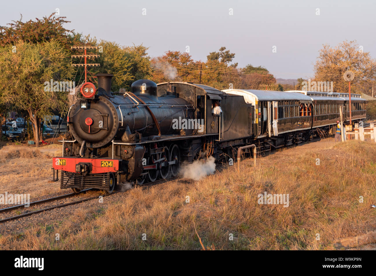 Victoria Falls, Zimbabwe - 2. August 2019: Dampfzug mit Motor im Victoria Falls, Sambia Eisenbahn Dampflok 204 gezogen. Stockfoto