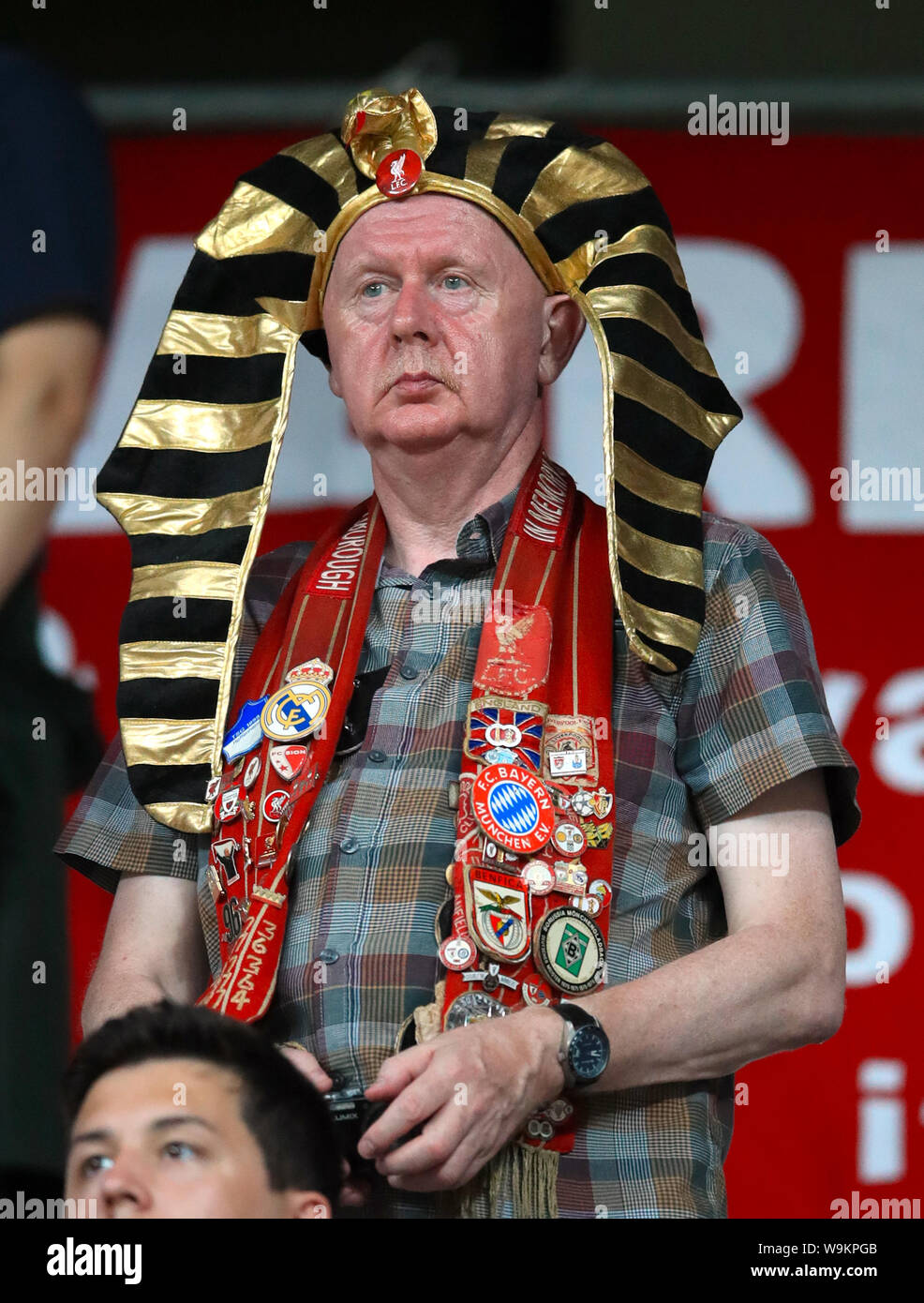 Ein Liverpool fan tragen Fancy Dress in der steht vor der UEFA Super Cup Finale bei Besiktas, Istanbul. Stockfoto