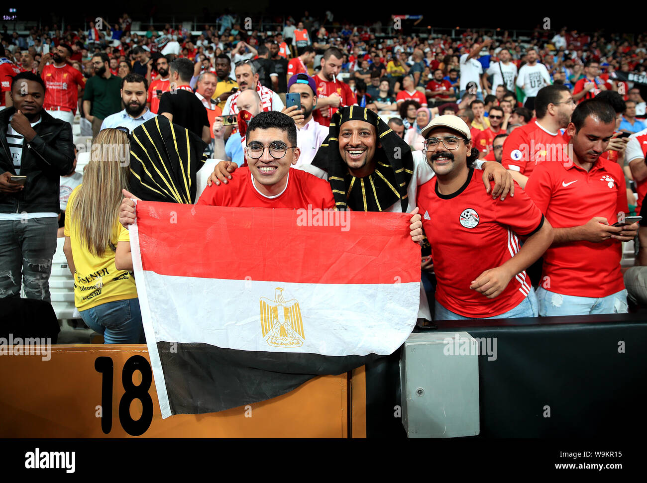 Liverpool Fans zeigt Unterstützung für Ihr Team in der steht vor der UEFA Super Cup Finale bei Besiktas, Istanbul. Stockfoto