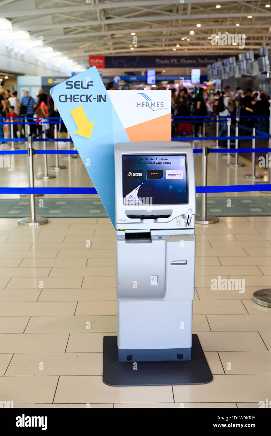 Passagier Self Service Check-in Maschine in Glafkos Klerides International Airport, Larnaca, Zypern, Oktober 2018 Stockfoto