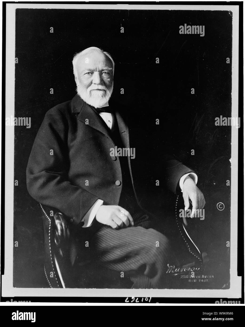 Andrew Carnegie, drei viertel länge Porträt, sitzen, mit Blick auf ein wenig nach links] / Marceau, New York Stockfoto