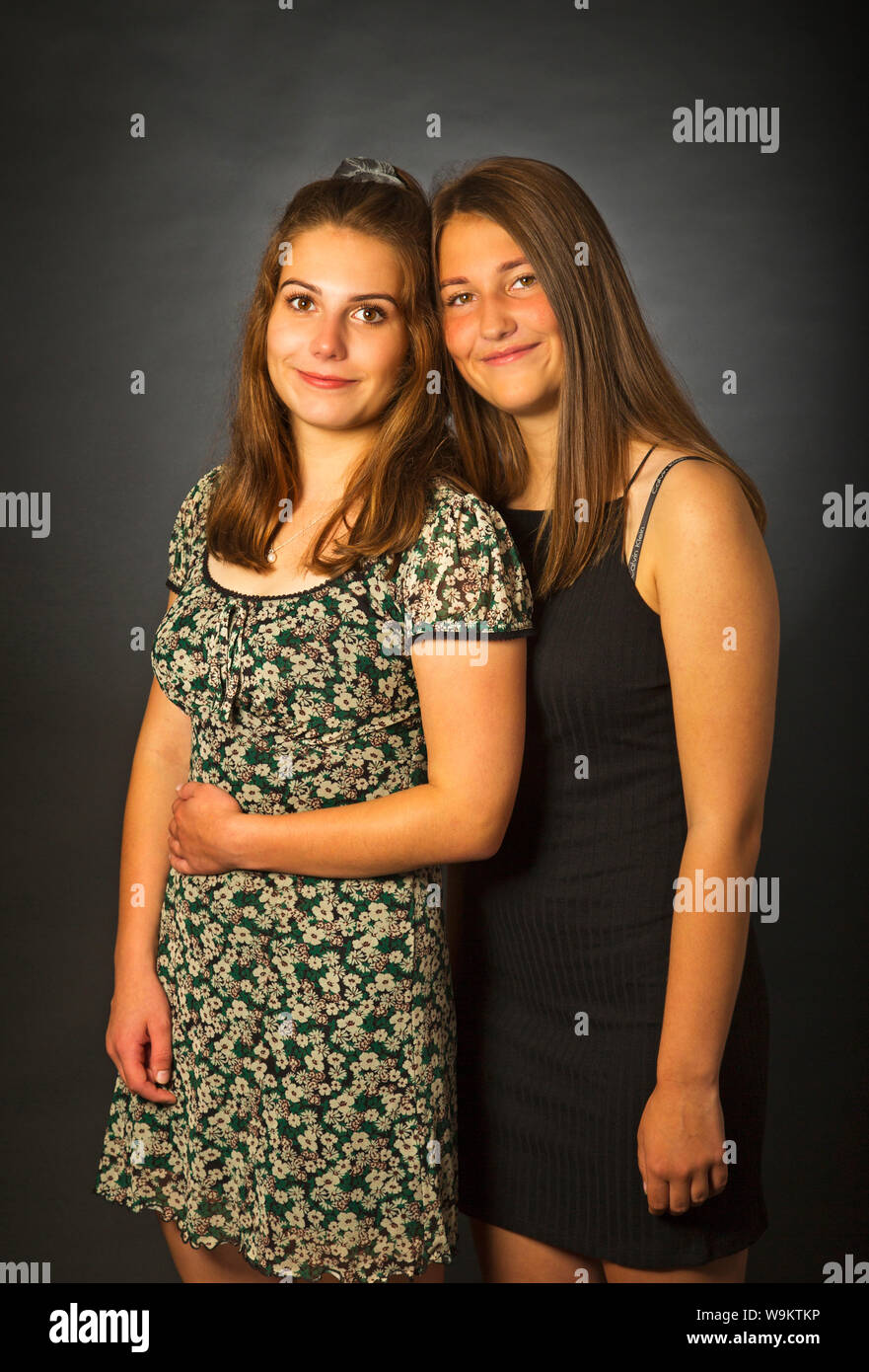 Ein Porträt von zwei jugendlichen Schwestern in einem Studio Stockfoto