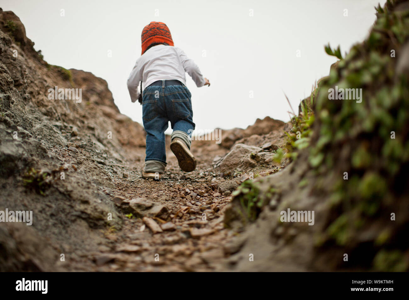 Junge klettern auf einem Feldweg. Stockfoto