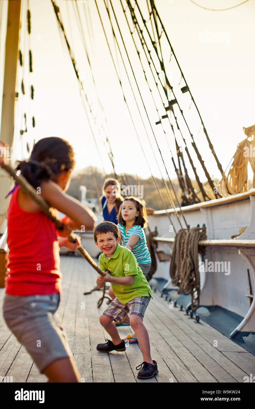 Familie spielen Tauziehen auf Schiff deck. Stockfoto