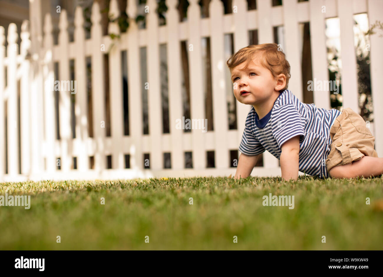 Kleinkind Crawling in seinem Hinterhof. Stockfoto