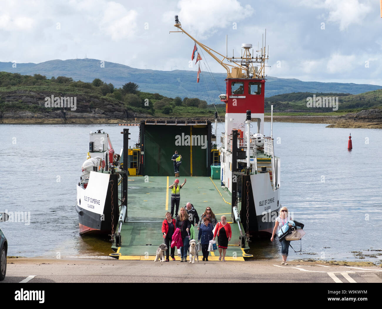 Passagiere und Autos aussteigen aus dem MV Insel Cumbrae am Portavadie Ferry Terminal, Portavadie, Argyll & Bute. Stockfoto