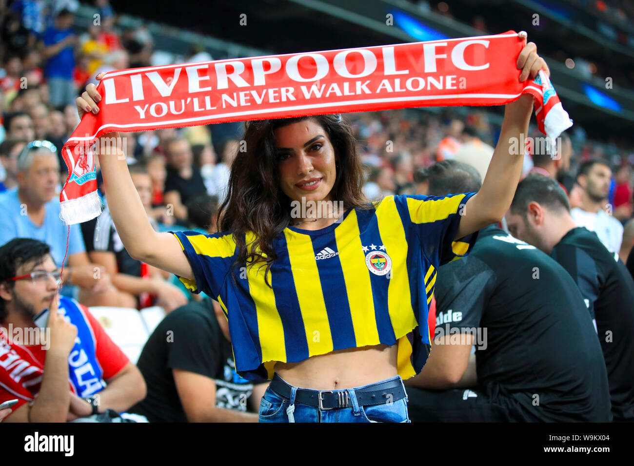 Ein Liverpool fan Zeigt Ihre Unterstützung im steht vor der UEFA Super Cup Finale bei Besiktas, Istanbul. Stockfoto