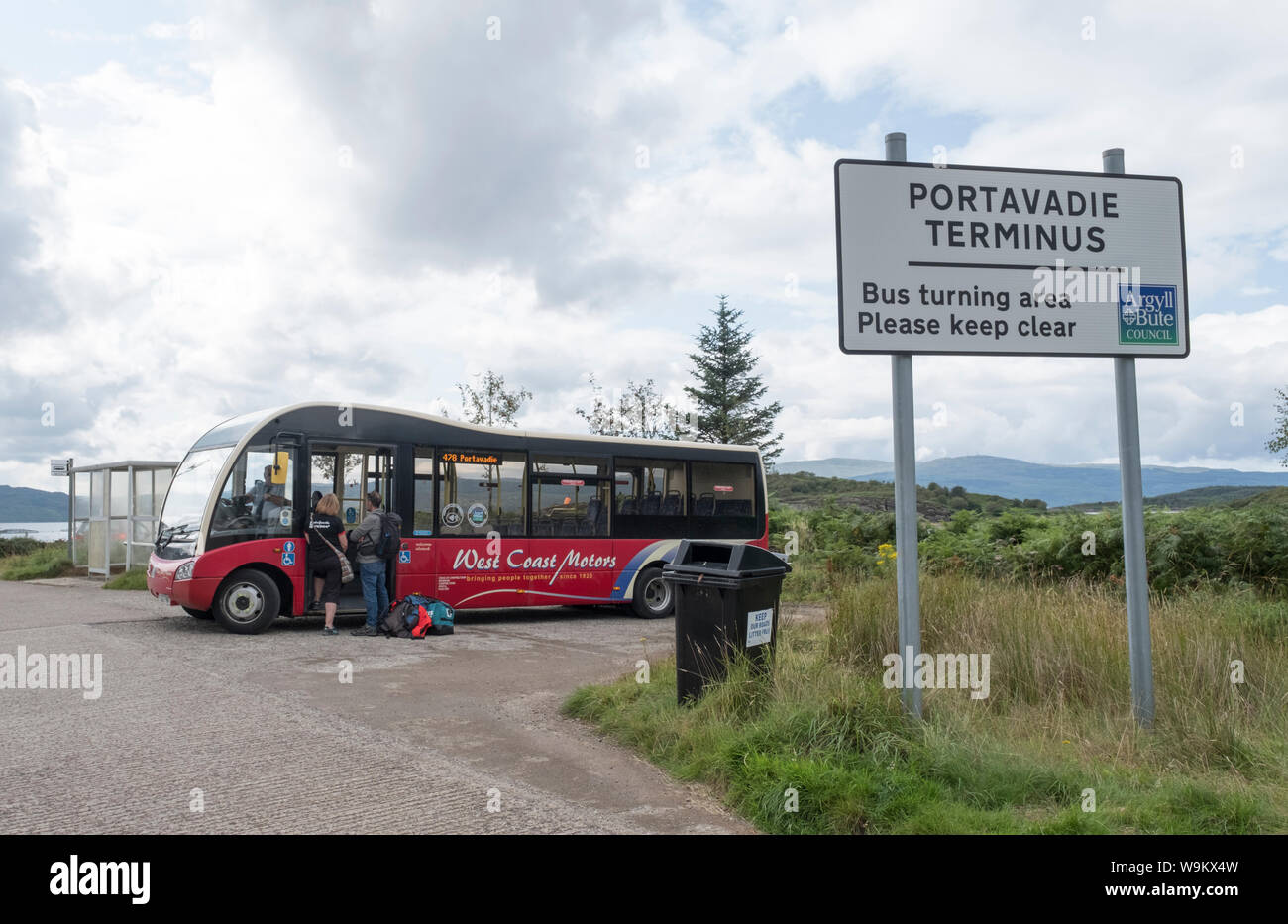 Passagiere warten auf den Bus am Portavadie Bus Terminal, Argyll & Bute. Stockfoto