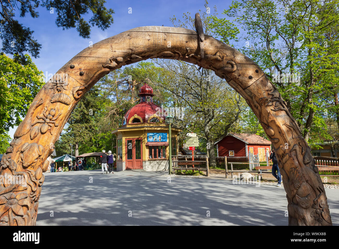 Holzskulptur mit Thema Tierwelt. Eingangstor zum Zoo von Lill Skansen. Ein Kinderzoo, in dem sie spielen und die Umgebung des Parks erkunden können. Stockholm. Stockfoto