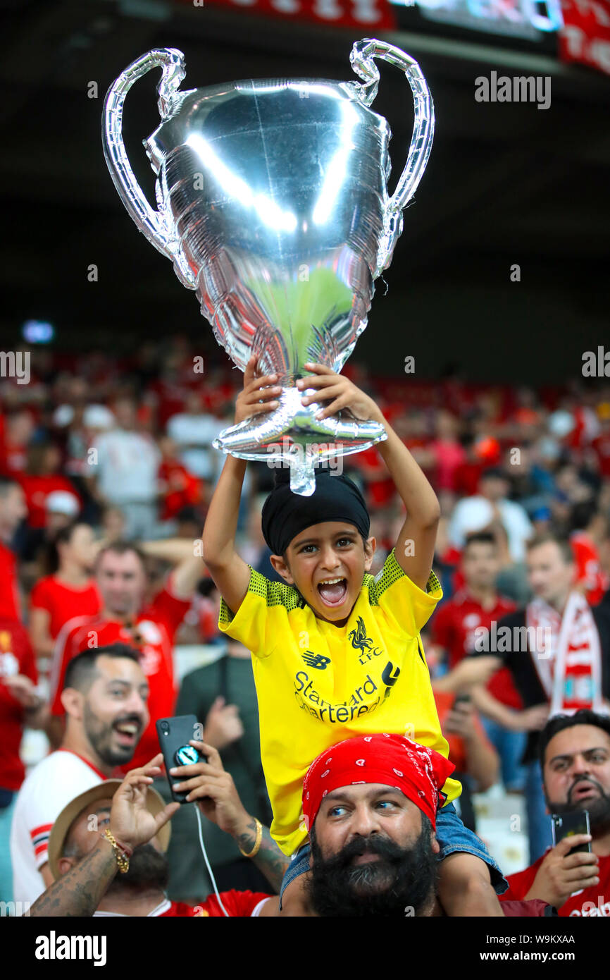 Eine junge Liverpool Fan auf der Tribüne während der UEFA Super Cup Finale bei Besiktas, Istanbul. Stockfoto