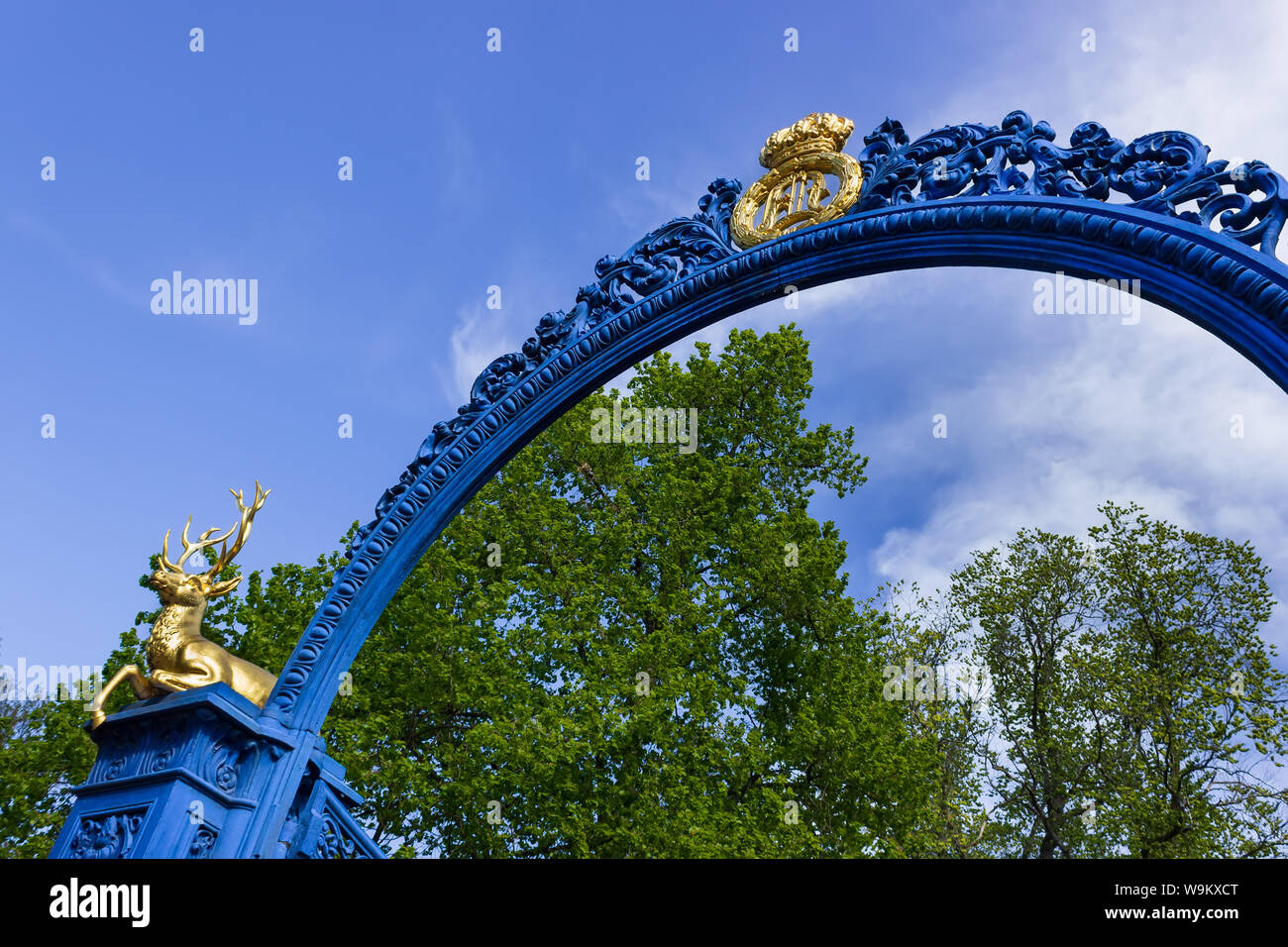 Bla Porten (Schwedisch für) Blue Gate. Toreingang mit dekorativen Skulpturenelementen zum Lusthusporten-Park. Djurgarden Island, Skansen, Schweden Stockfoto