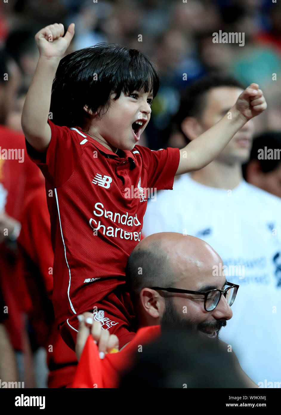 Eine junge Liverpool Fan auf der Tribüne während der UEFA Super Cup Finale bei Besiktas, Istanbul. Stockfoto