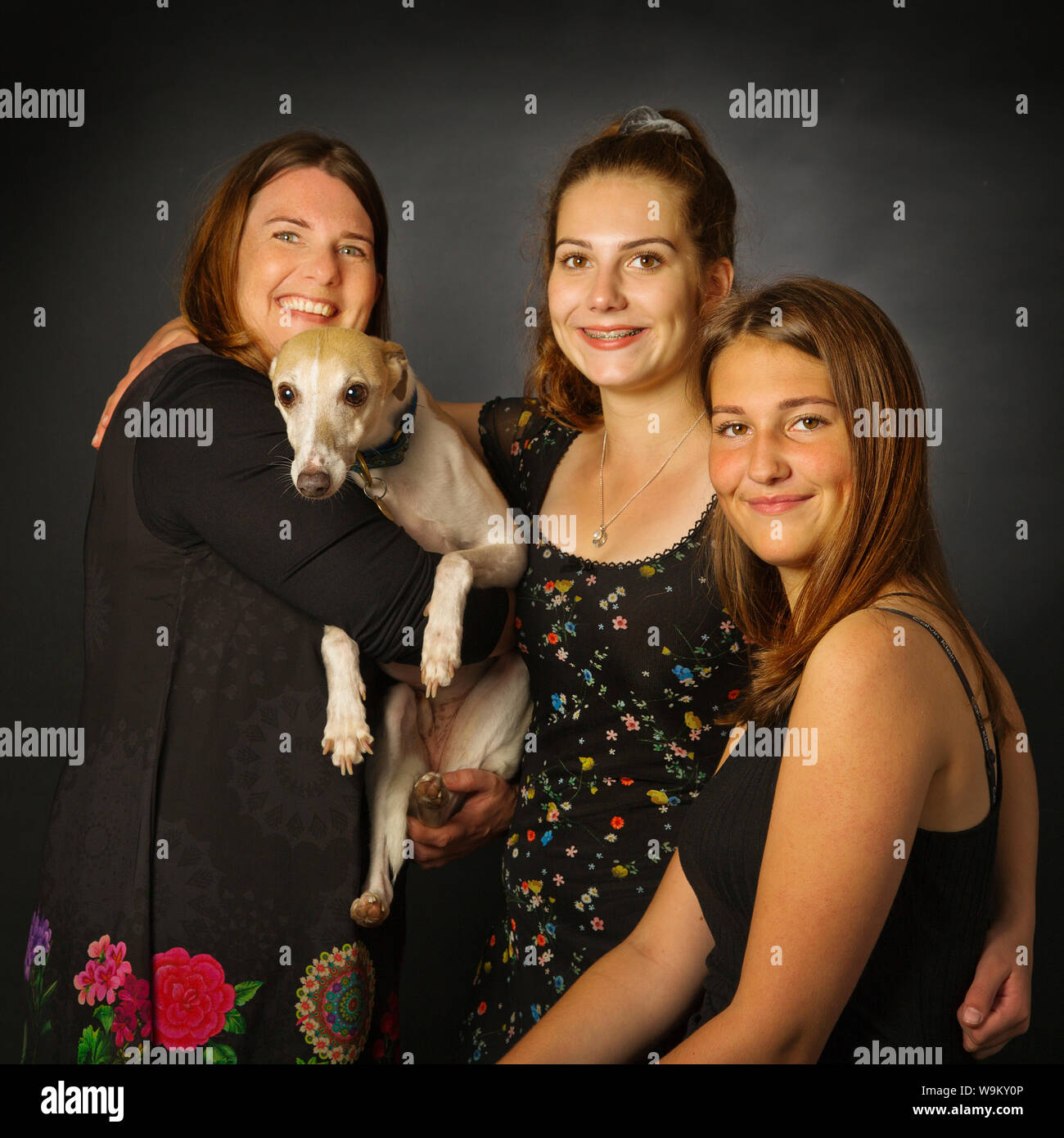 Ein Familie Portrait einer alleinstehenden Mutter mit ihren zwei Töchtern im Teenageralter Stockfoto