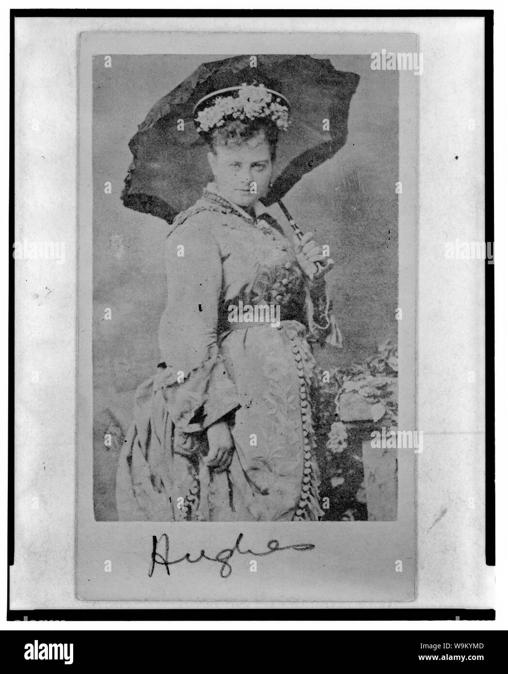 Annie Hughes, britische Schauspielerin, drei-viertel länge Portrait, Sonnenschirm, nach rechts Stockfoto