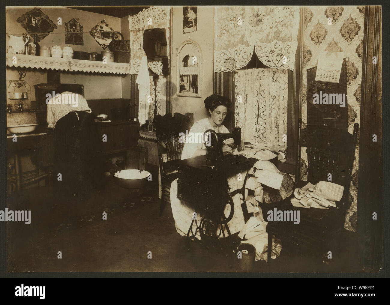 War Annie Maier (oder Meyer), "Campbell-Kids pinafores in Ihrem Keller home, 71 [] E. 108 St. berichtete sie Tuberkulose zu haben. Das Arbeiten in der Küche. (Siehe auch #2715). Abstract: Fotografien aus den Aufzeichnungen des Nationalen Kinderarbeit Committee (USA) Stockfoto