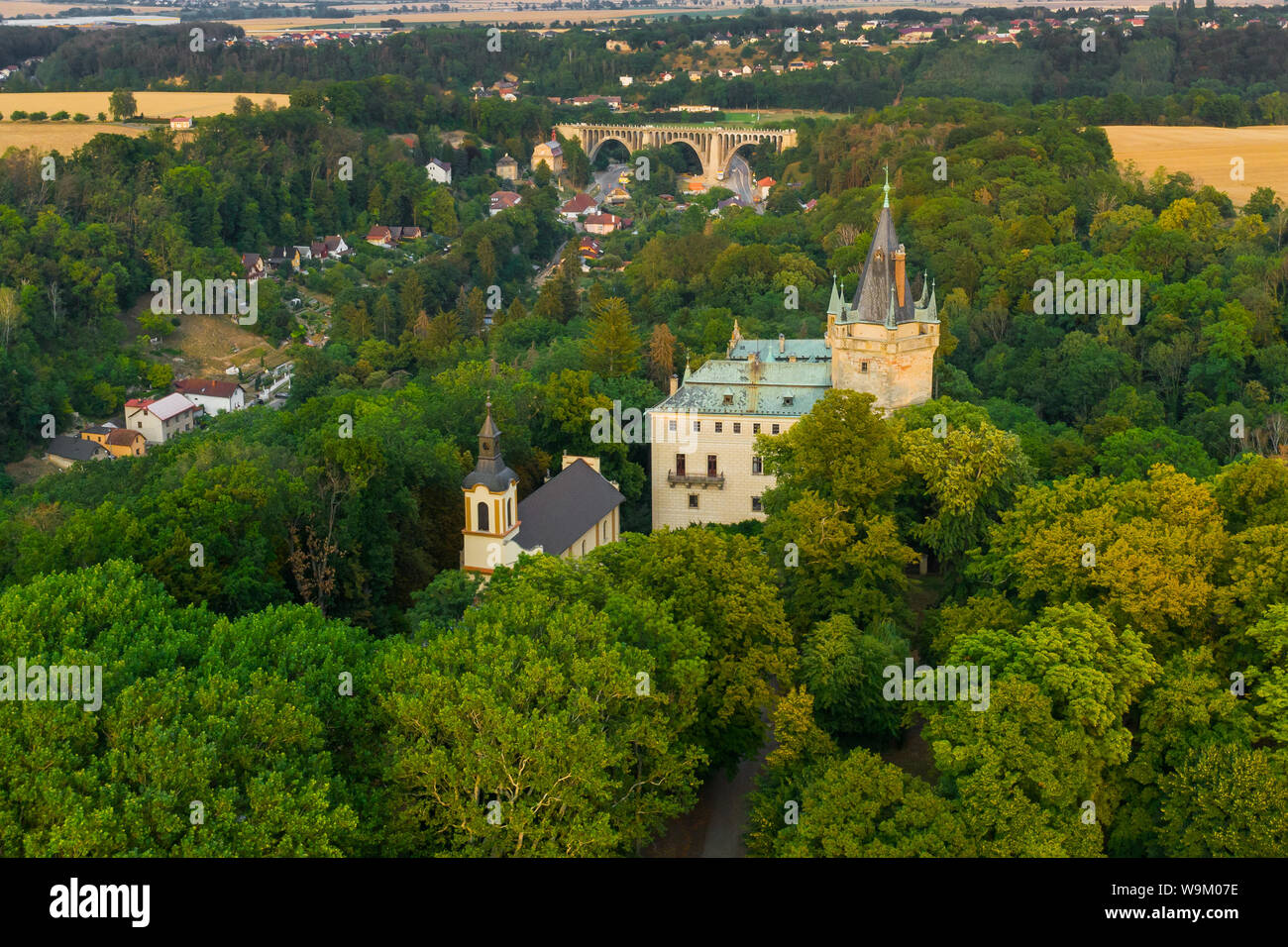 Luftbild des Alten Schlosses im grünen Wald mit alten Brücke auf dem Hintergrund Stockfoto