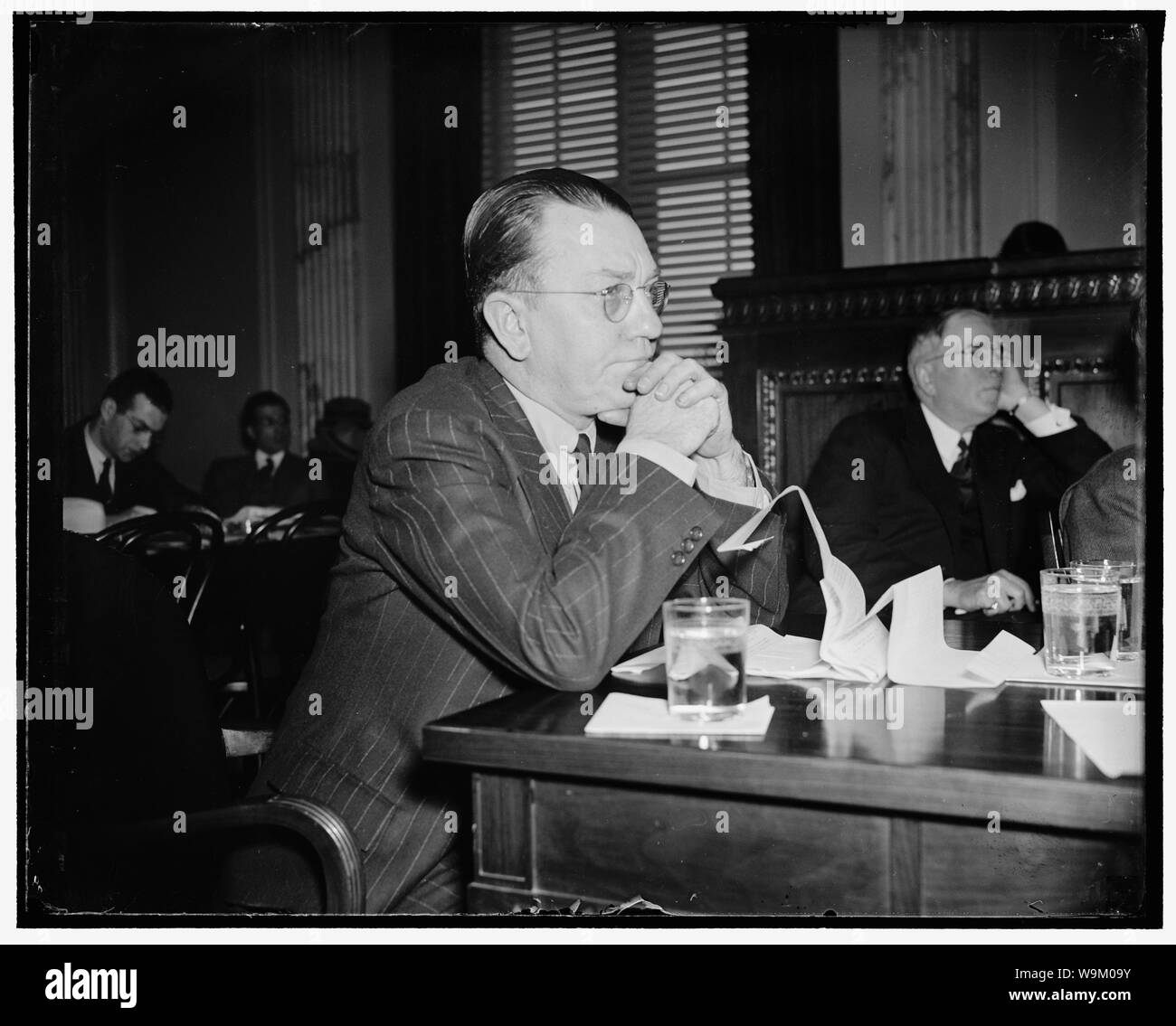 Ein Zerstörer der Datensätze. Washington, D.C., am 29. März. Ralph F. Smith, Präsident der Corporation Service Bureau, Cleveland, Ohio, Detektei, heute erklärte der Senat Ausschuss für bürgerliche Freiheiten, Justiz und Inneres, dass er alle Aufzeichnungen über seine industrielle Arbeit zerstört hat, die vor dem Januar 1.1937. Er bezeugte er alle Konten, Zeitschriften, Korrespondenz abgewischt hatte, und andere Aufzeichnungen in Bezug auf seine Beschäftigung der Industrieunternehmen, die vom Ausschuß vorgeladen worden war, 3/29/38 Stockfoto