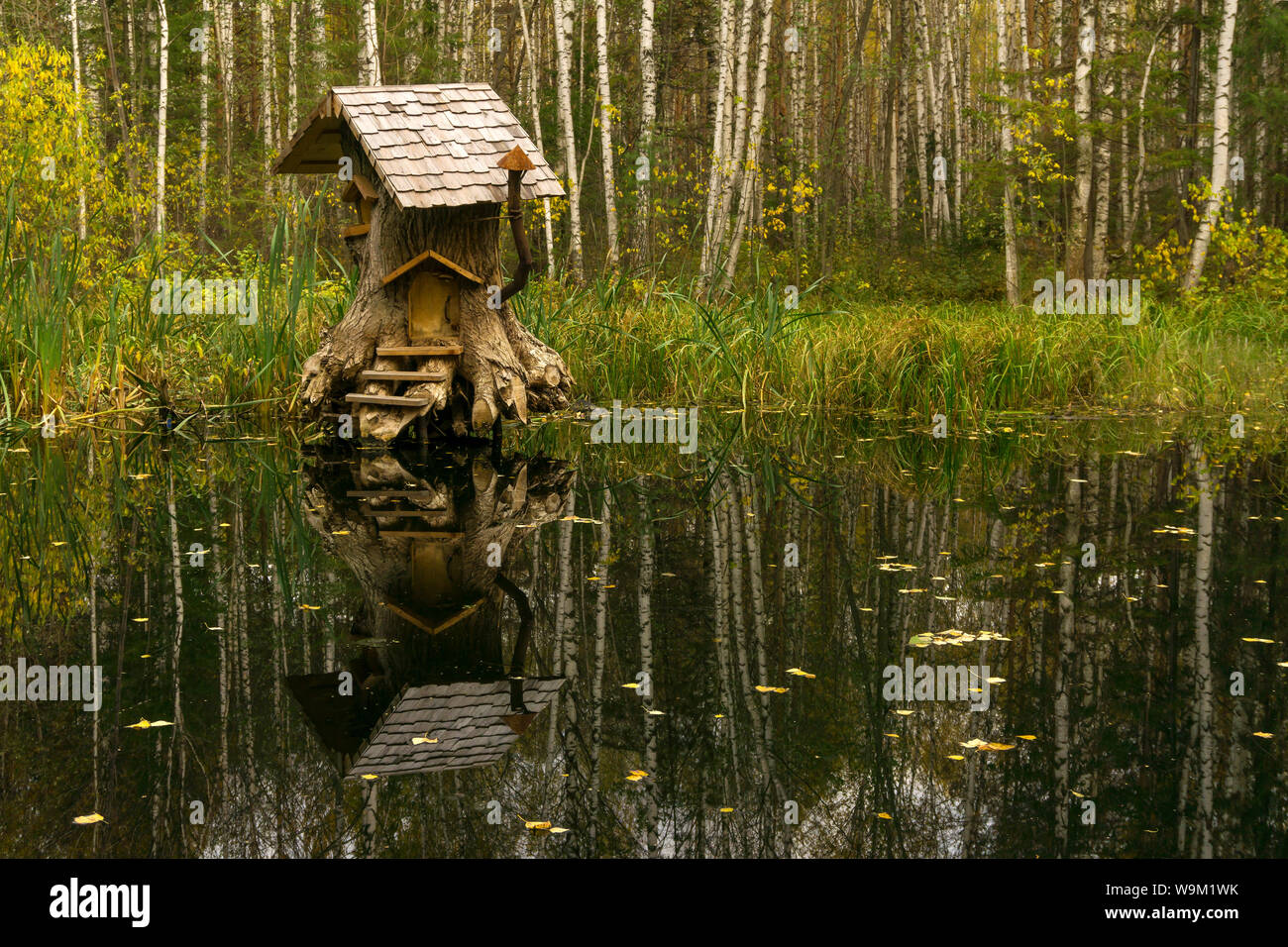 Rerm, Russland - Octoder 02, 2018: Kunst Objekt - das Haus der Märchen Kreaturen in stumpf auf den Sumpf Stockfoto